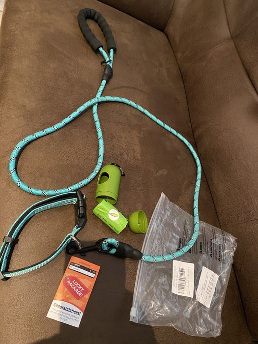 Повод с каишка  и контейнер с найлонови торбички