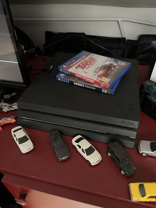 продавам ps4 pro 1tb