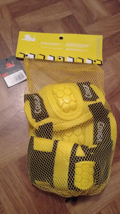 Роликовые коньки, шлем, защита для коленей, локтей и запястий