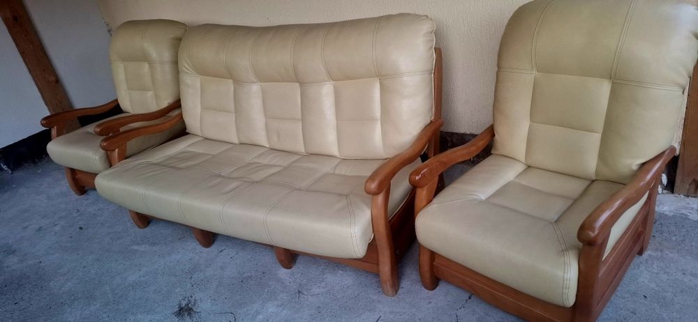 Canapea si 2 fotolii din piele sj lemn masiv.