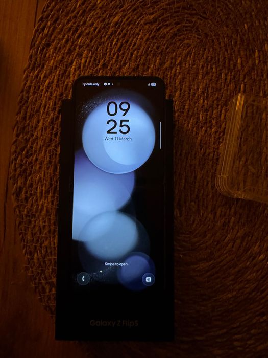 Vând Flip 5 memorie 512 GB impecabil