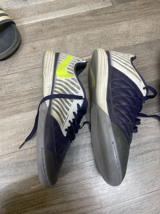 Спортивные кроссовки