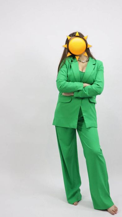 Продам красивый,зелёный костюм