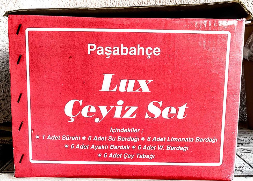 Стъклен сервиз- чаши, чинии, кана