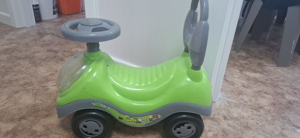 Машинка Ben 10...