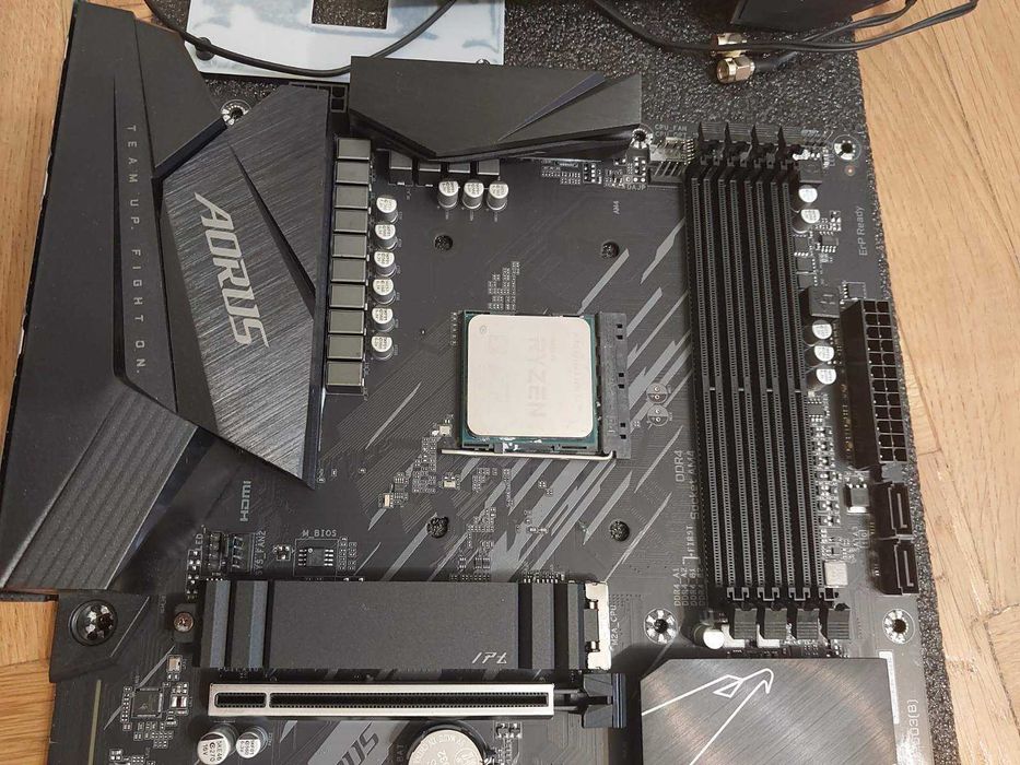 AMD Ryzen 5 5600X + Gigabyte B550 Aorus Elite AX V.2 Rev.1.5 Wi-Fi