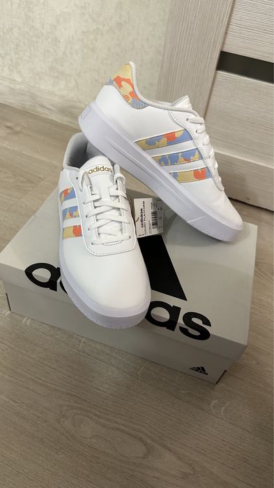 Продам кроссовки adidas original