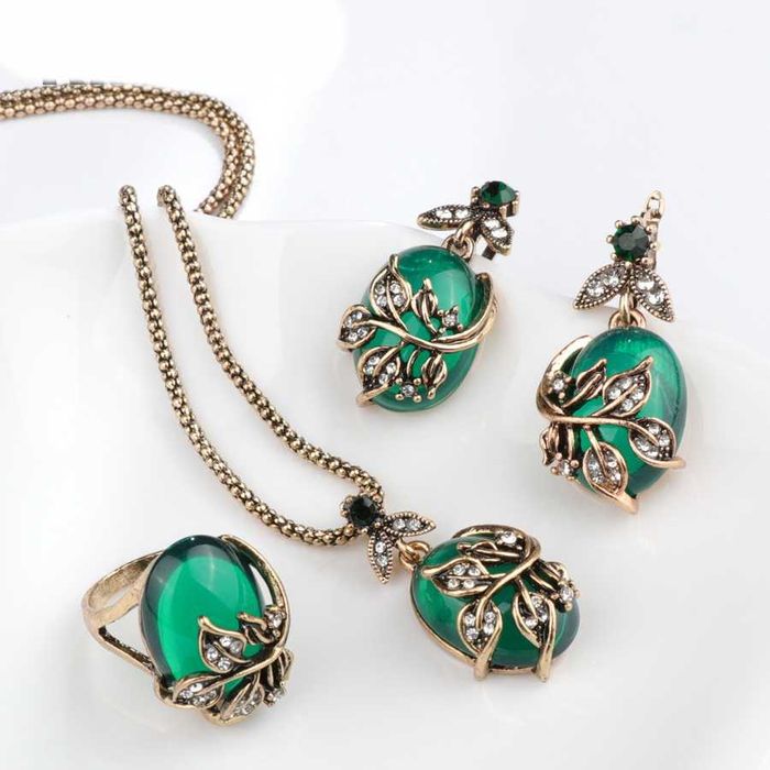 Комплекты  бижутерии  ,   перстни  Турция и браслеты.