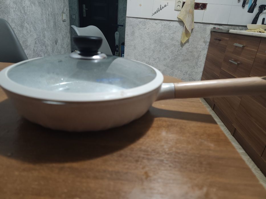 Продам сковороду с крышкой