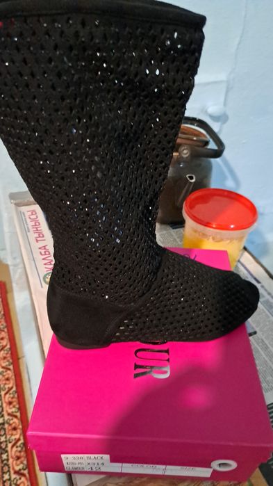 Продаю шлепанцы и летние сапоги