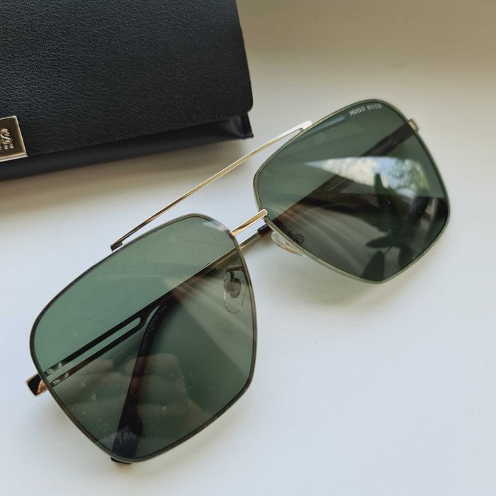 Солнцезащитные очки Hugo Boss.