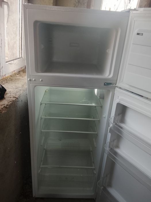 De vânzare frigider stare impecabila aproape nou folosit decât 2-3zile e ca si cum lai lua doin magazin 1000lei