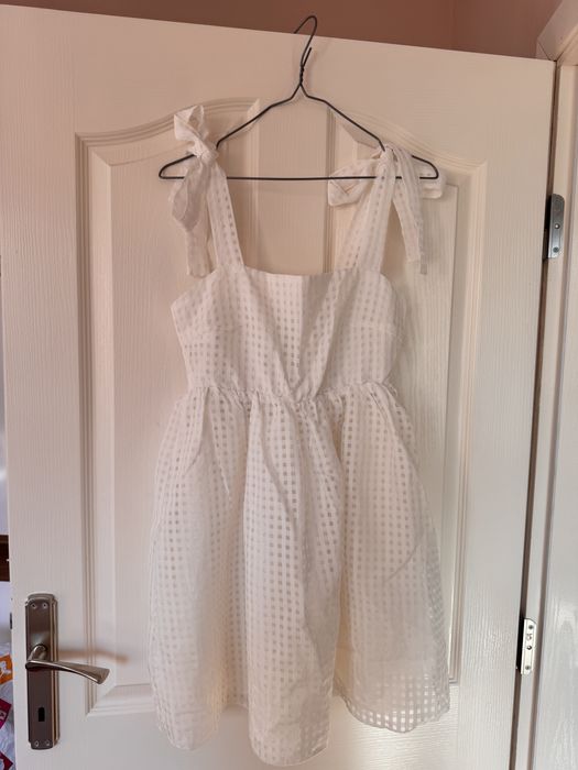 Бяла къса рокля