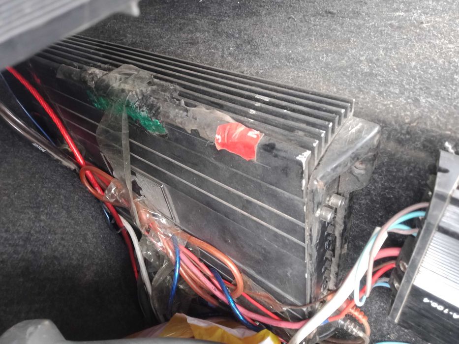 Сабвуфер и два усилителя