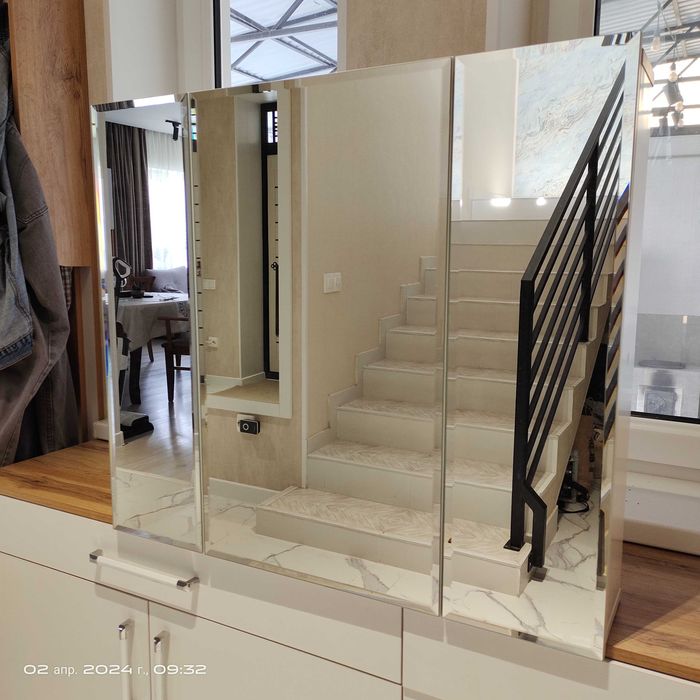 Зеркальный шкафчик новый