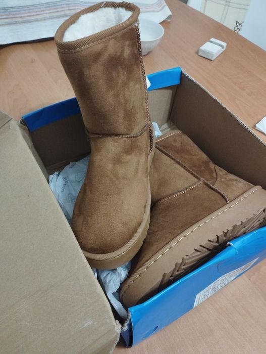 Продам уги женские новые