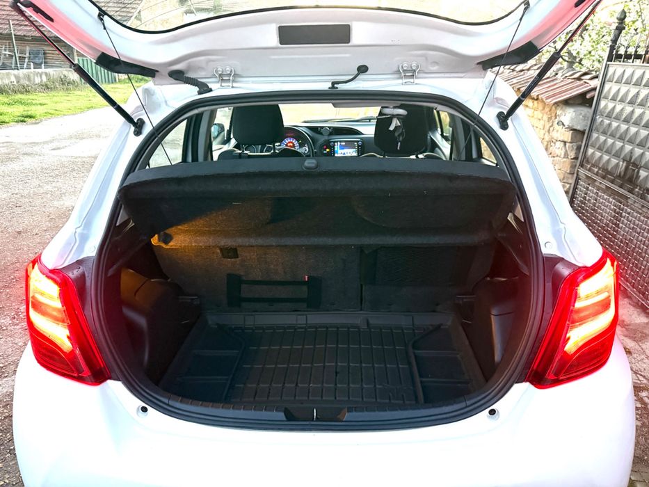 Toyota Yaris 1.5 Hybrid 2014г. Автоматик