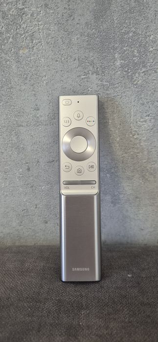 Telecomandă Samsung argintie, model BN5901327B