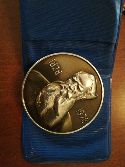 Продавам юбилейни и спортни знаменца и значки