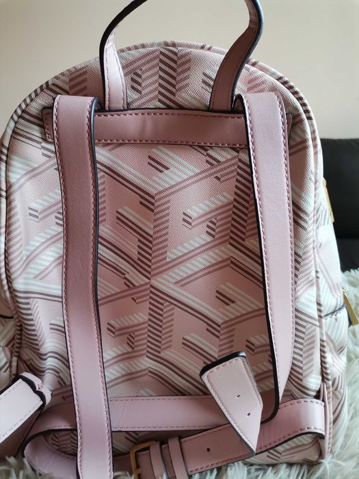 Раница на марката Guess