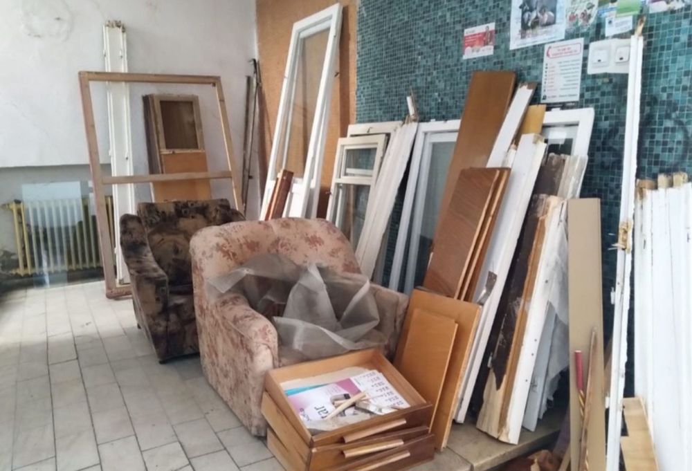 Debarasari apartamente mobila veche  poduri  beciuri  si ori ce fel de spatii