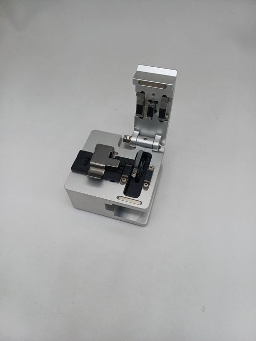 Скалыватель оптических кабелей