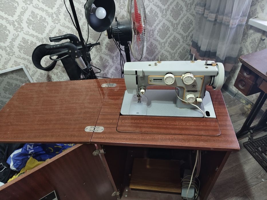 Продаются две швейные машинки с моторчиками