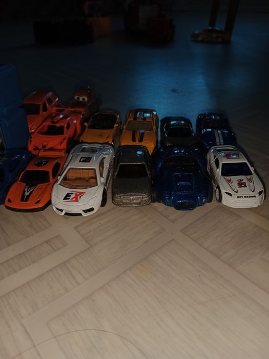 Продам машинки район Ярмарки