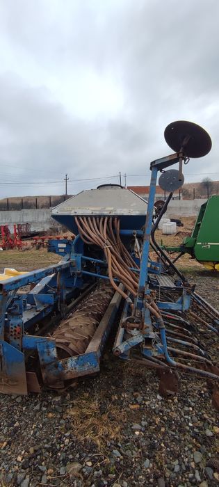 Vând freze cu semănători