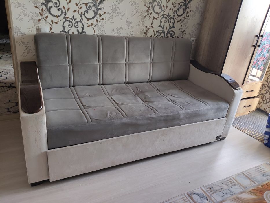 Диван сотилади. Холати уртача