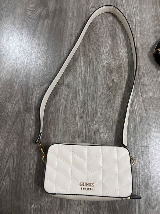 Дамска чанта на Guess
