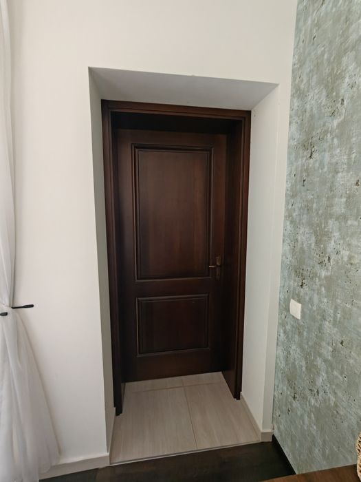 Vând 8 uși interior din lemn masiv de tei, cu toc