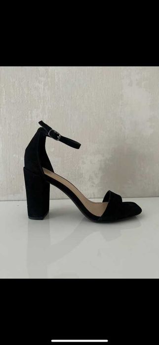 Босоножки на каблуке