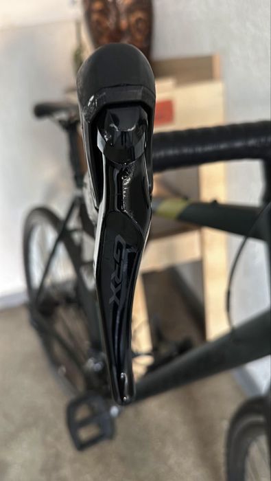 Gravel bike si suport auto pentru biciclete