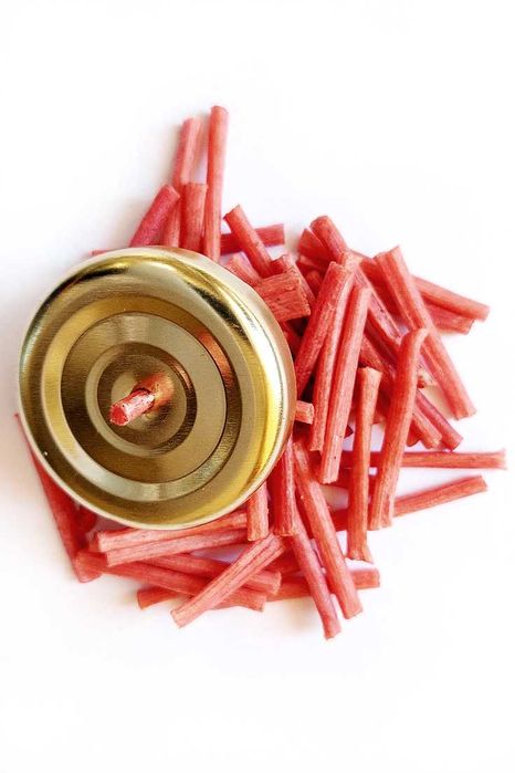 Pluta mare cu fitilele pentru candelă