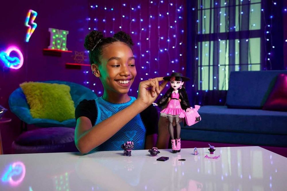 Кукла Дракулаура из Monster High с питомцем — котом-летучей мышью