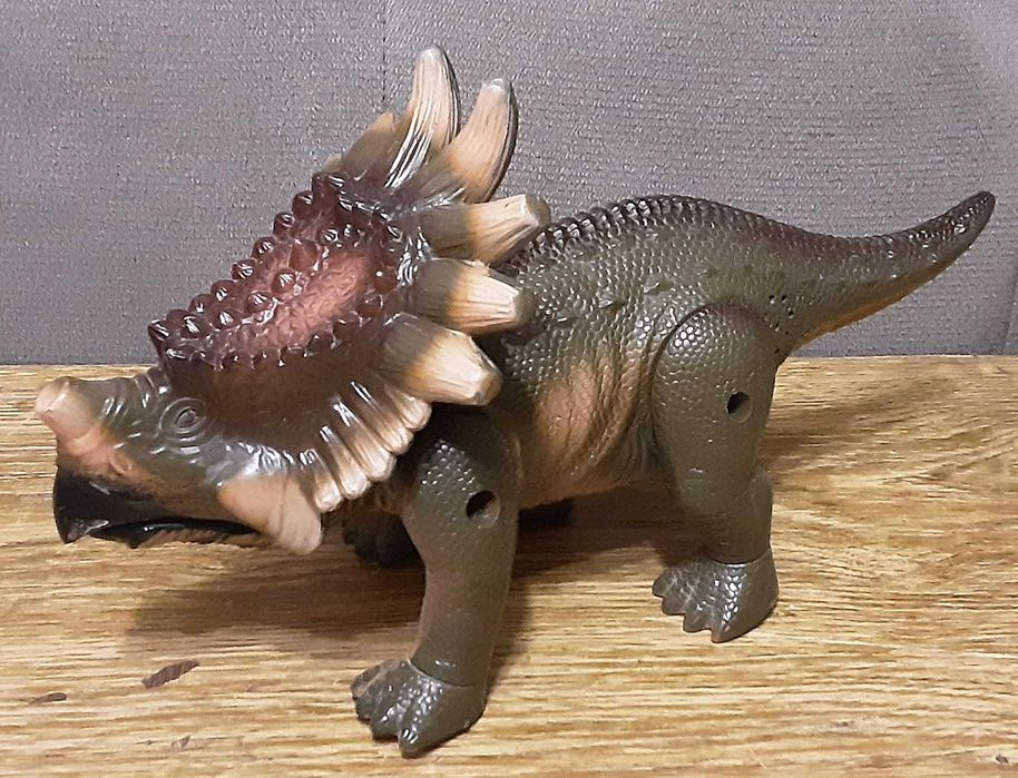 Двигающийся динозаврик на батарейках