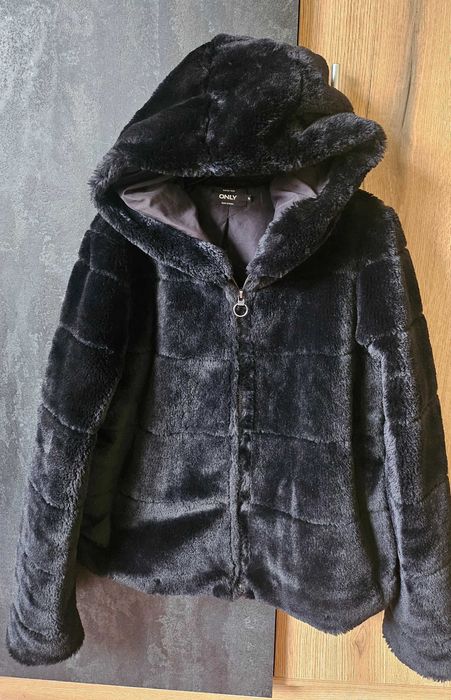 ONLY уникално пухено късо палтенце