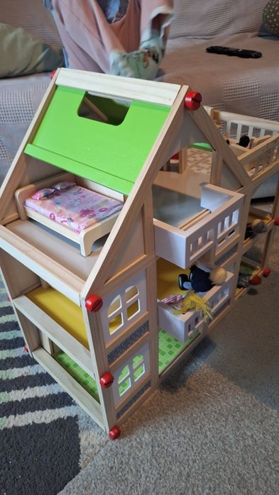 Casuta lemn cu papusi si accesorii