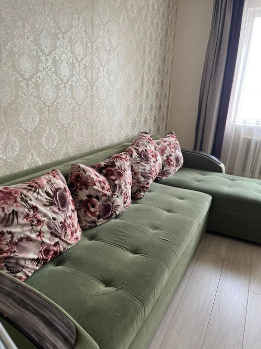 Срочно! Продам диван зелёного цвета
