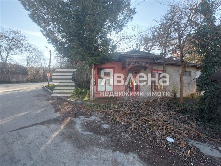 Търговски обект с прилежаща земя