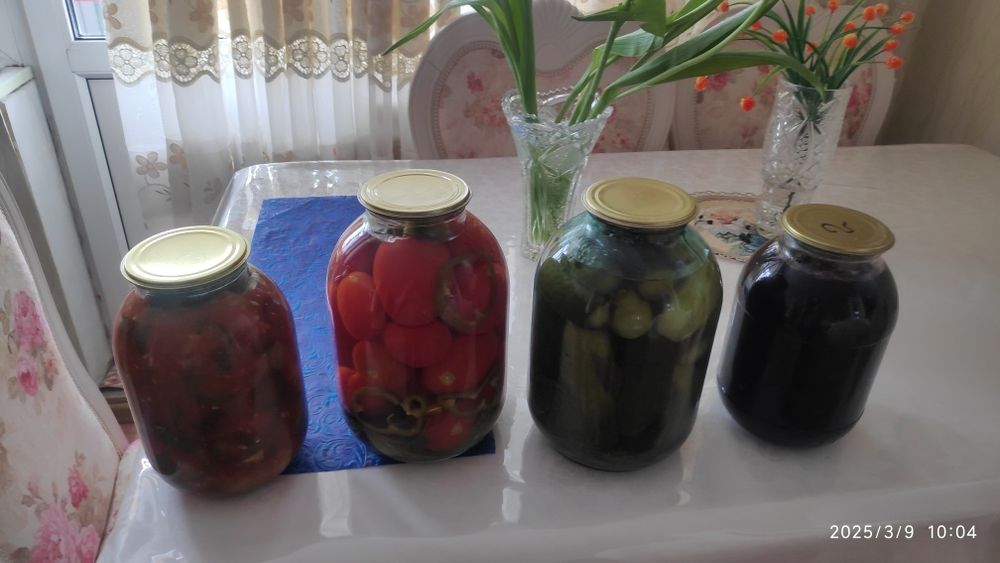 Варенье вишневое, помидоры, огурцы, огруцы в помидорной заливке.