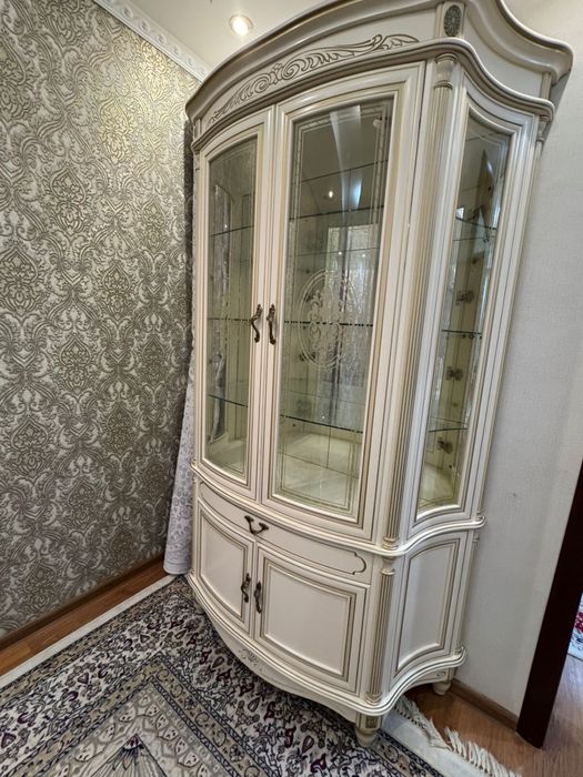 стол и стулья на 12 персон с сервантом