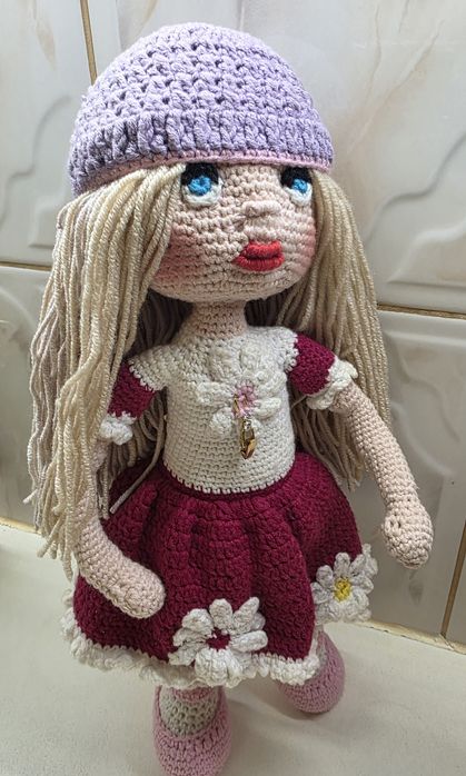 Papusa crosetata 35 cm cu rochita rosie