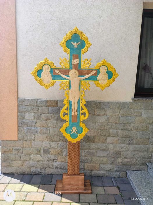 Cruce sculpata din lemn