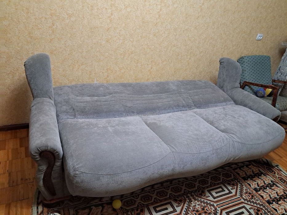 Продаётся диван и два кресла и кровать .