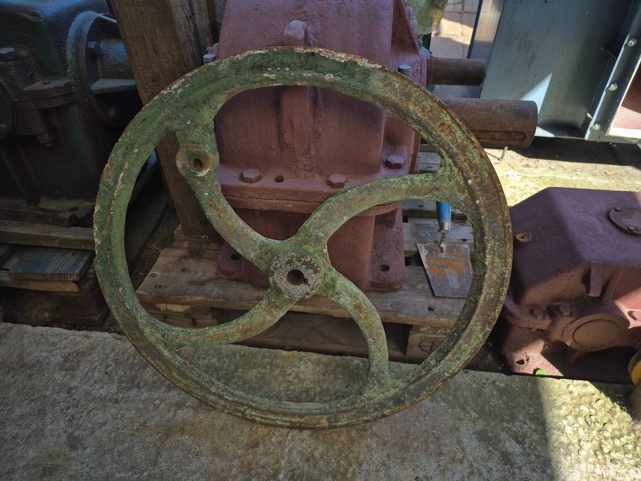 Roata fantana fonta.,cadru masina de cusut