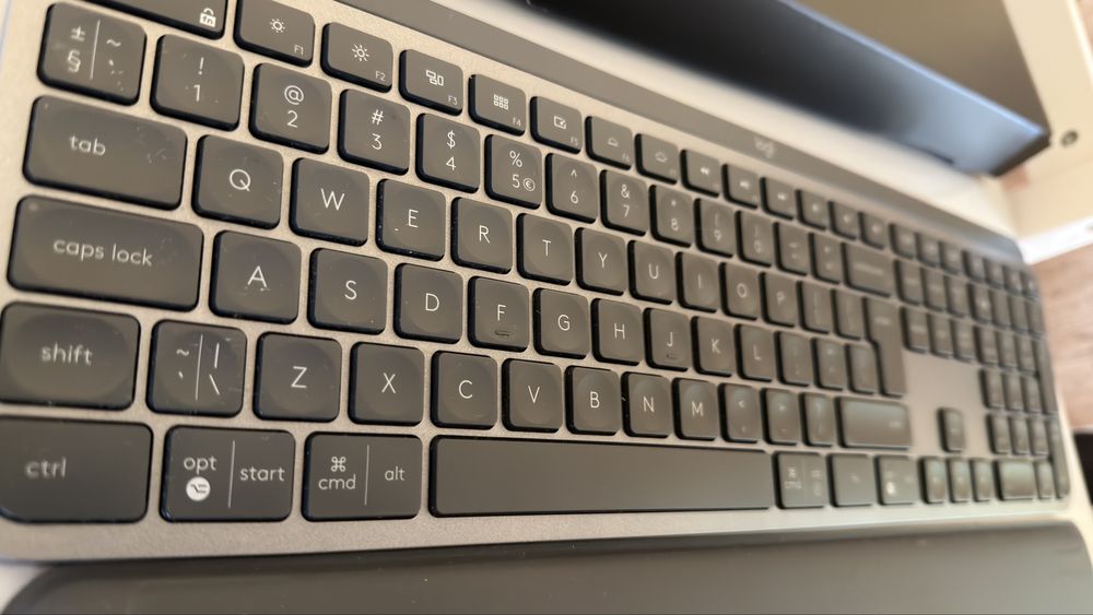 Logitech MX Keys Plus – като нова, пълен комплект