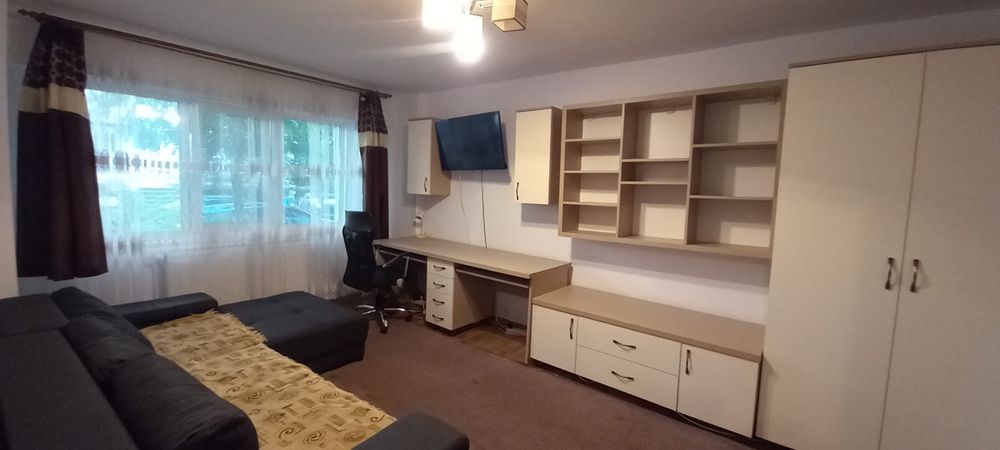 O camera de inchiriat în apartament de 3 camere decomandat
