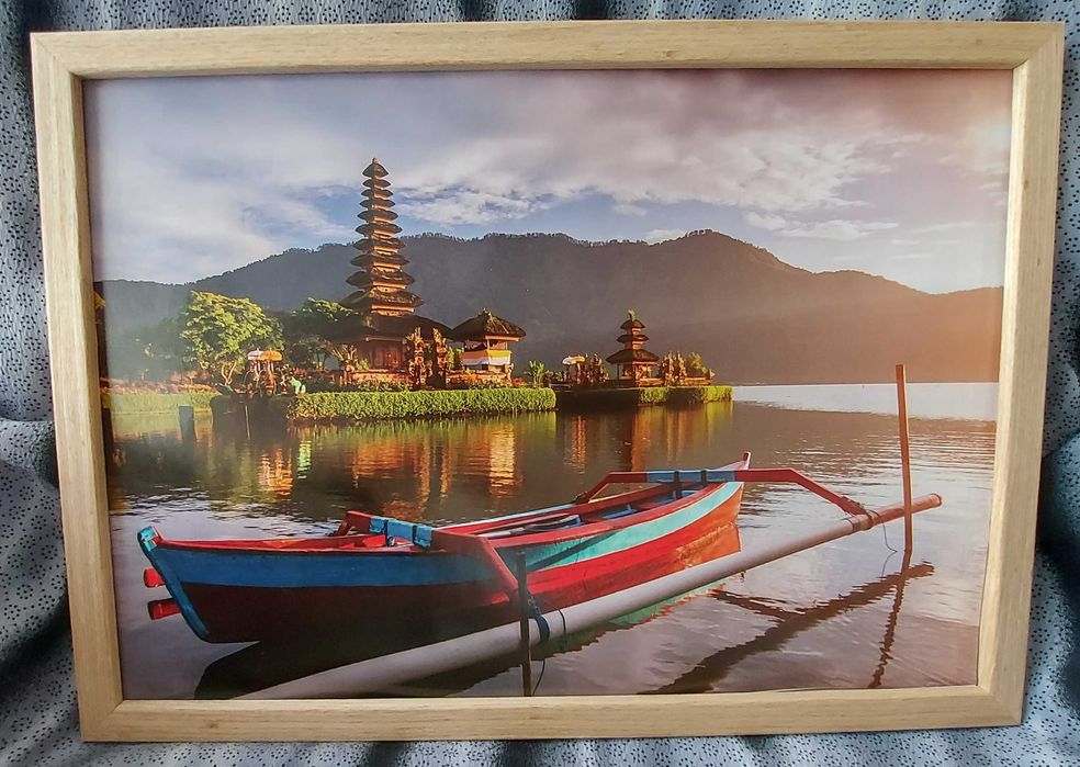 Картини с дървени рамки и стъкло- 3 броя